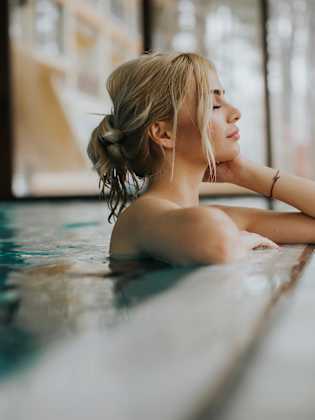 Junge Frau in einem Pool